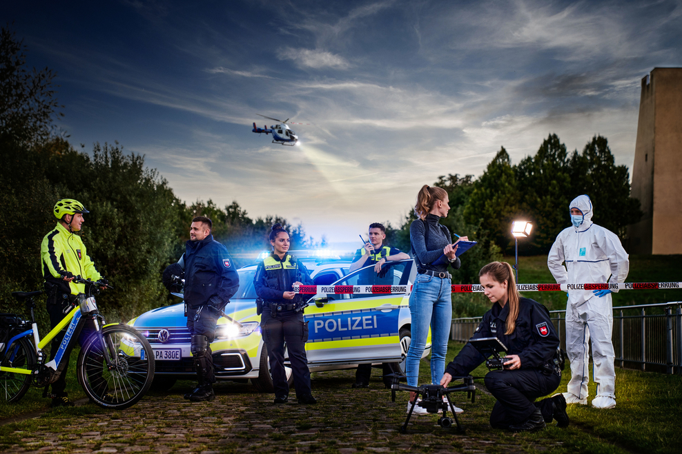 Polizeibeamte sind in verschiedenen Uniformen zu sehen.